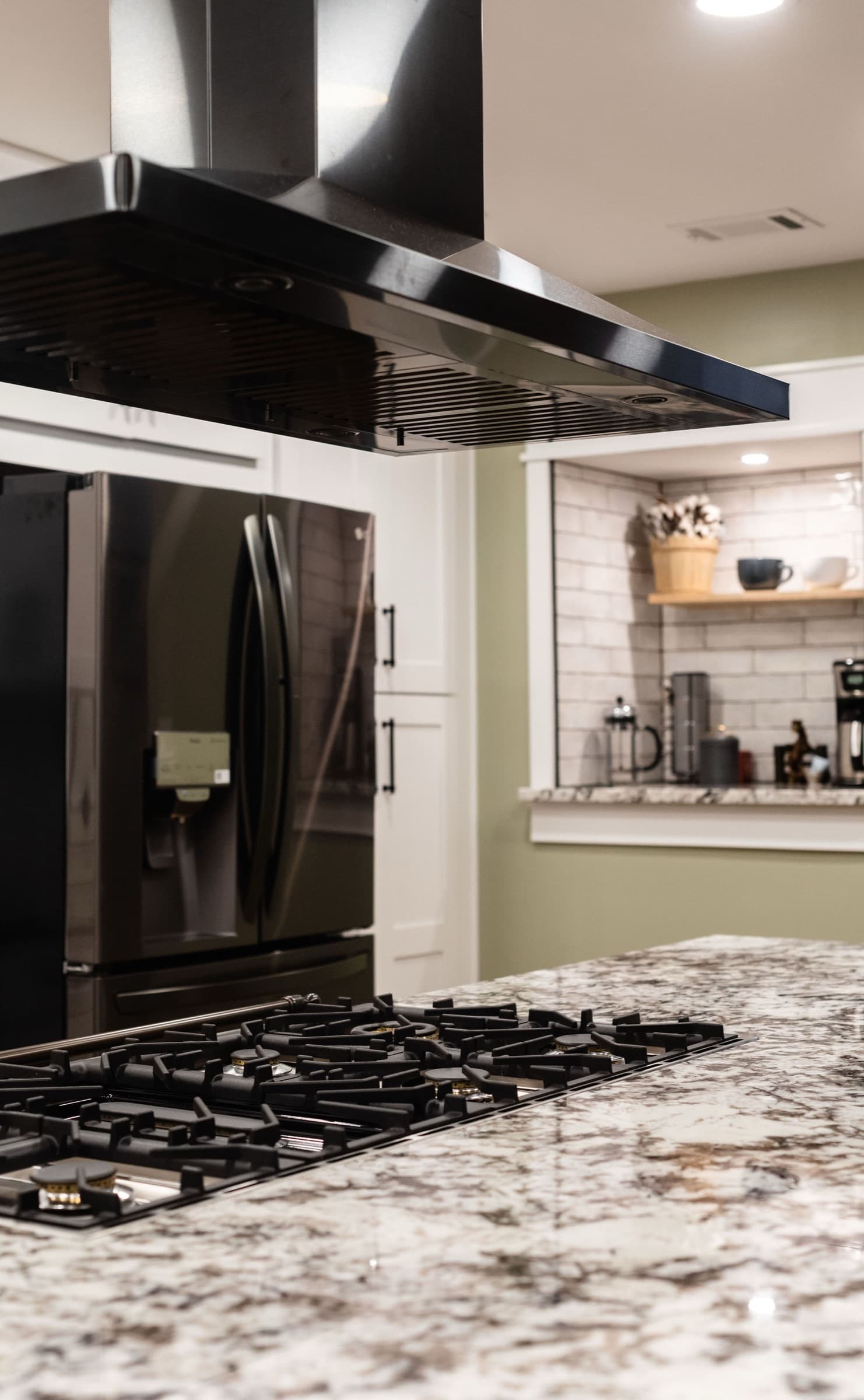 Acworth kitchen remodel — range hood and coffee nook