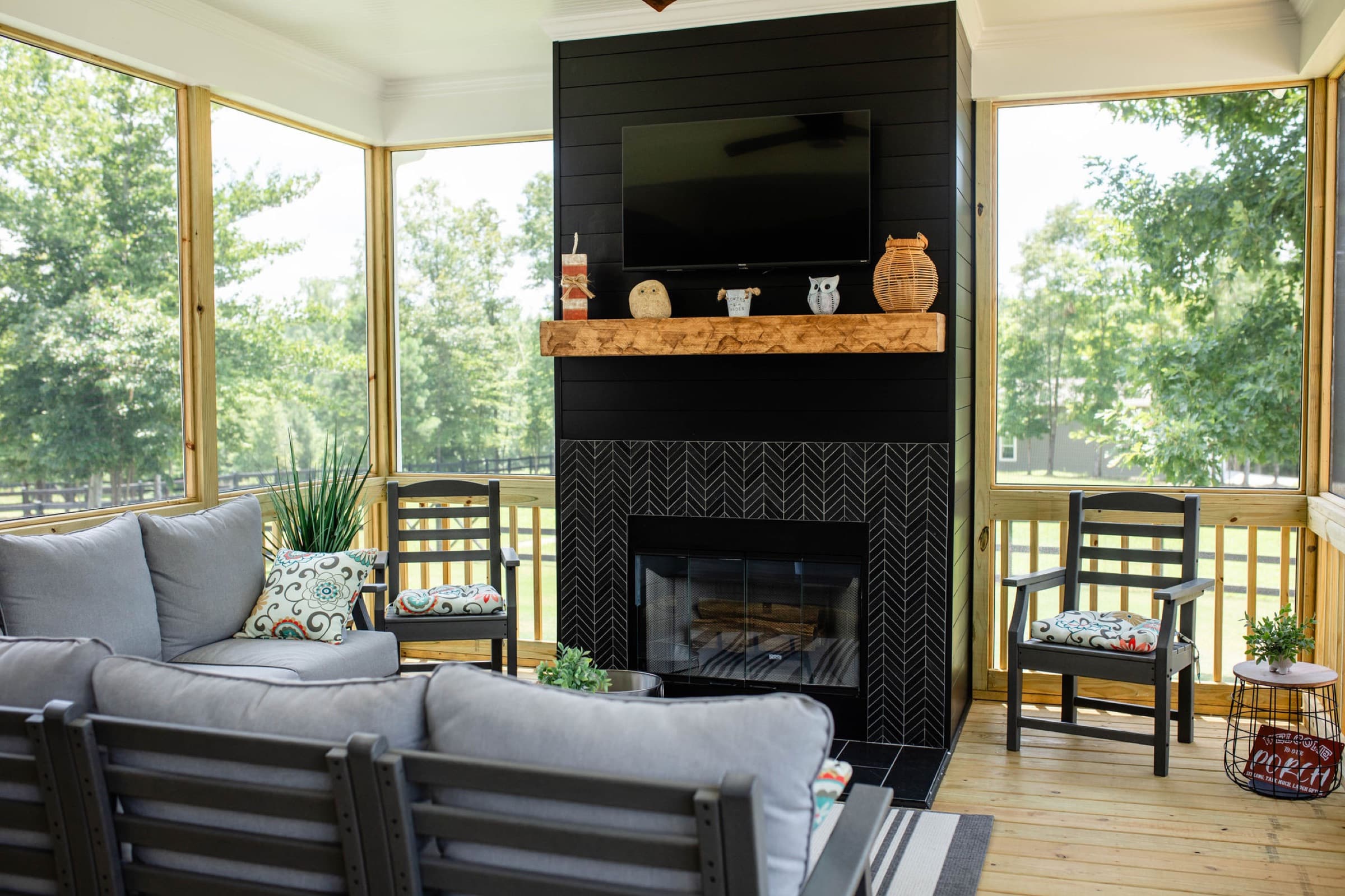 Mt. Carmel Church Ln screened porch — corner seating with side table